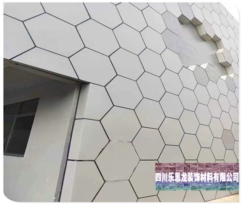 怎樣挑選到優(yōu)異的拉絲鋁單板這三方面得注意 怎樣挑選到優(yōu)異的拉絲鋁單板這三方面得注意